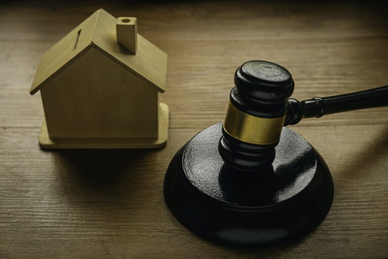 Concept of real estate auction, legal system and property division after divorce.